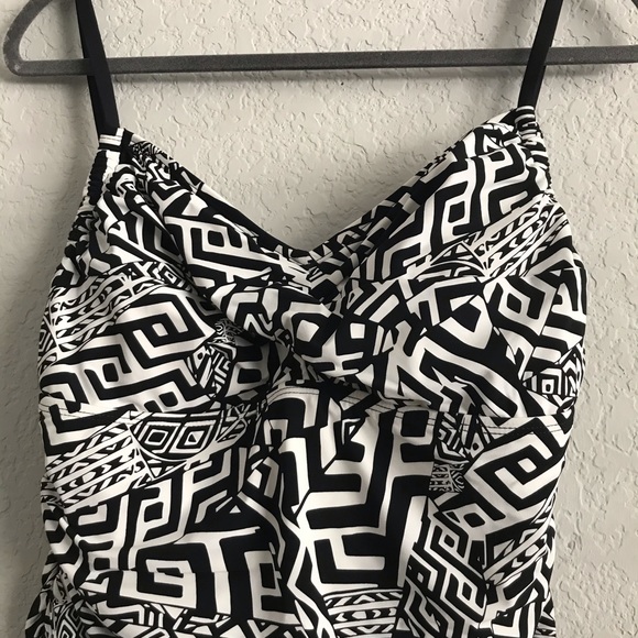 Kenneth Cole figure flattering B/Suit - Picture 5 of 8